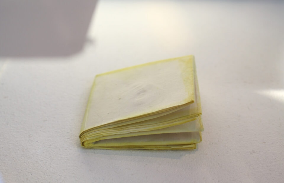 Detail de papier plie pigment jaune