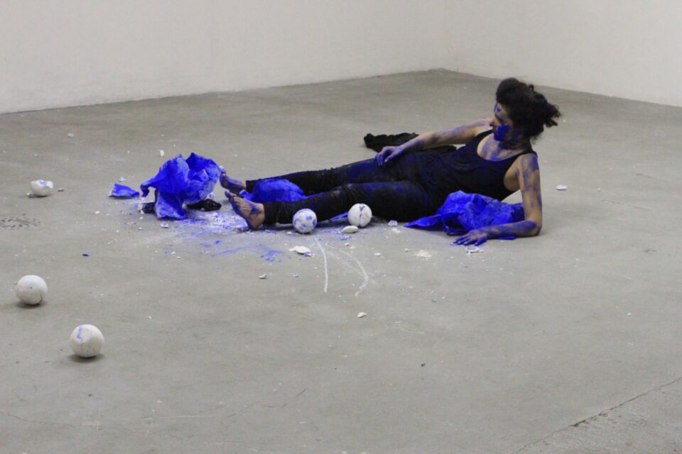 Il y a une grande quantite de bleu pour dire le bleu 2015 La Couleuvre © Margaret Dearing